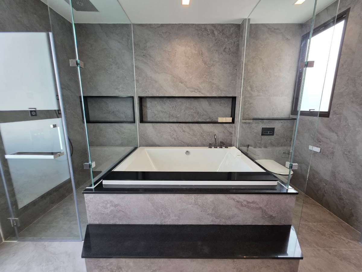 ขายบ้านพัฒนาการ ศรีนครินทร์ : Connoisseur Pattanakarn 32: 210.2 sqwah  952sqm. 6bed 7bath Fully Furnished 169,000,000 Am: 0656199198