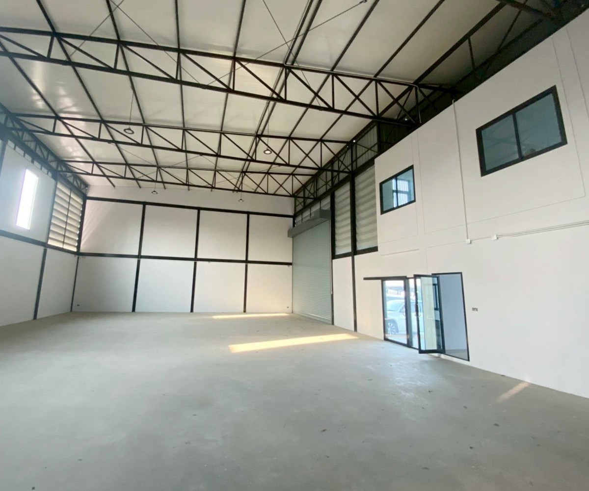 For RentWarehousePathum Thani,Rangsit, Thammasat : Factory warehouse for rent, purple area, Lam Luk Ka, Khlong 4, new, clean, open, airy, cool. Large cars can park in front of the warehouse.