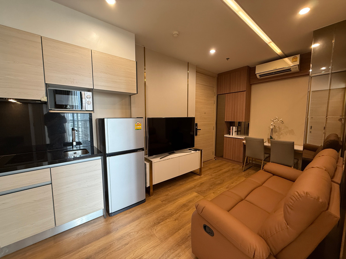 For RentCondoSukhumvit, Asoke, Thonglor : 1 Bedroom, size 32 sq m, Fully Furnished, special layout (separate living and bedroom), beautifully decorated, garden view.
