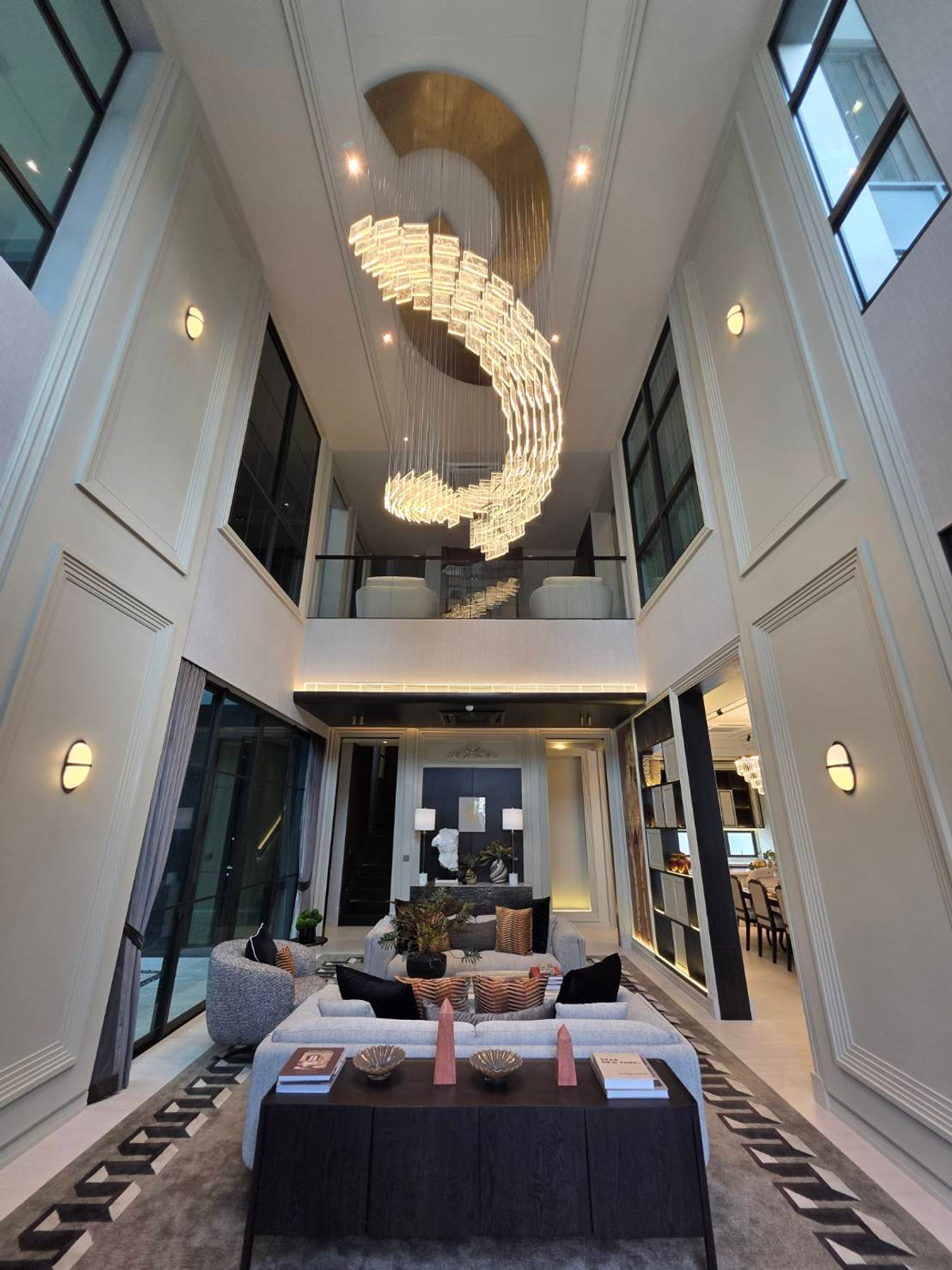 ขายบ้านพัฒนาการ ศรีนครินทร์ : Connoisseur Pattanakarn 32: 210.2 sqwah  952sqm. 6bed 7bath Fully Furnished 169,000,000 Am: 0656199198