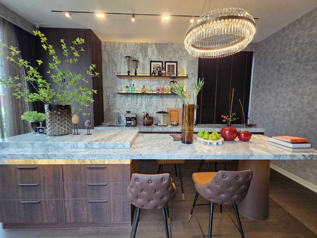 ขายบ้านพัฒนาการ ศรีนครินทร์ : Connoisseur Pattanakarn 32: 210.2 sqwah  952sqm. 6bed 7bath Fully Furnished 169,000,000 Am: 0656199198