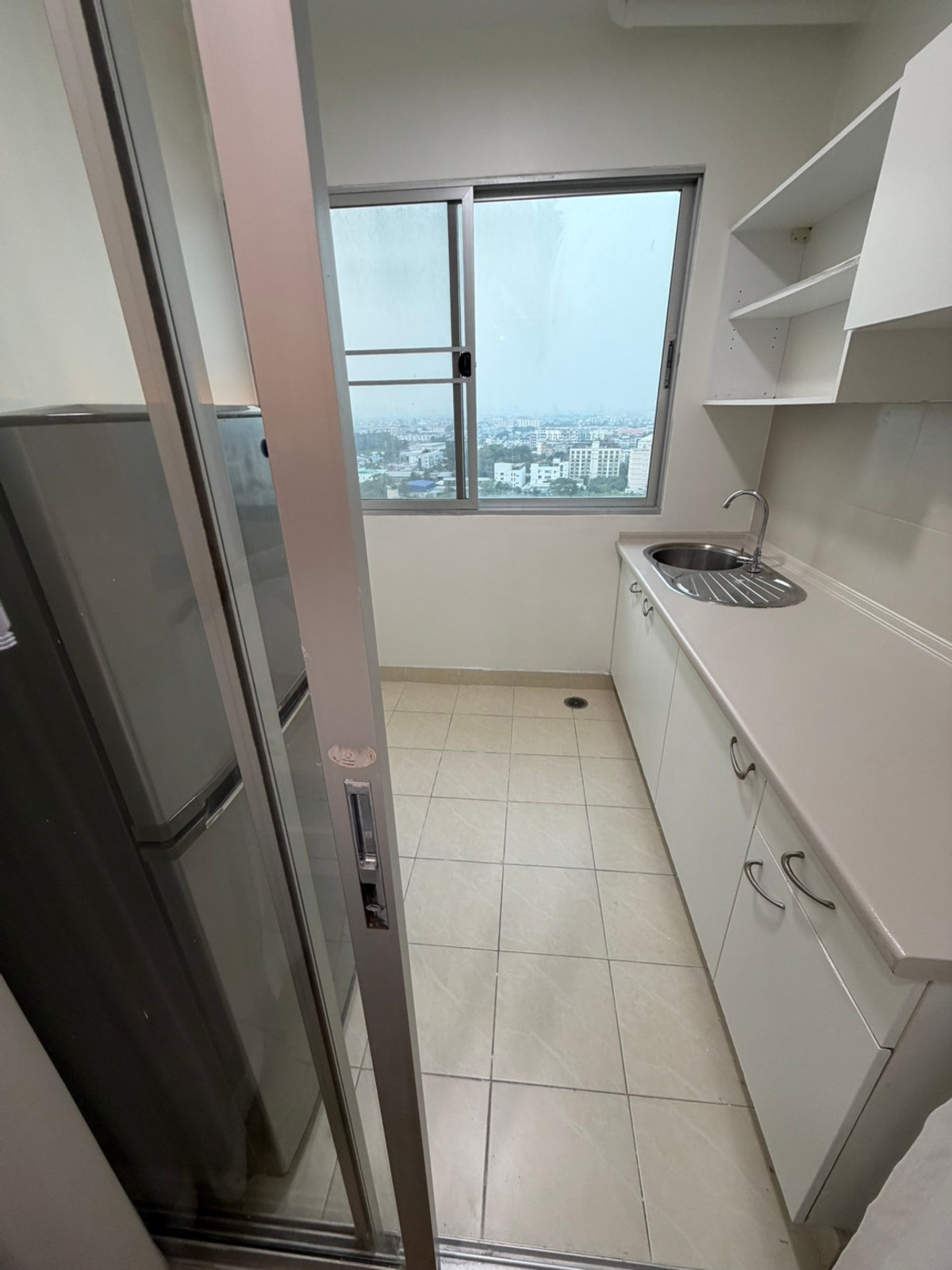 For SaleCondoPattanakan, Srinakarin : Condo for sale Supalai Park Srinakarin, beautiful room, newly decorated. Every piece of new furniture Ready to move in Next to the skytrain