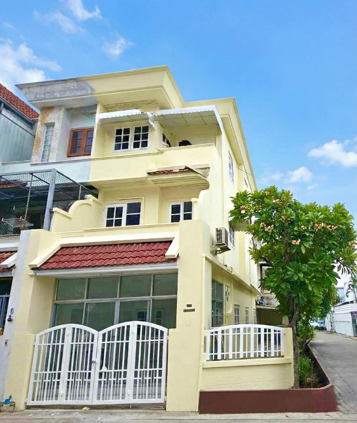 For SaleTownhomeChokchai 4, Ladprao 71, Ladprao 48, : Townhome for sale, Chokchai 4, Renovated, 36 sq m, with land on the side, 4 bedrooms, 3 bathrooms, parking for 3 cars (owner selling himself)