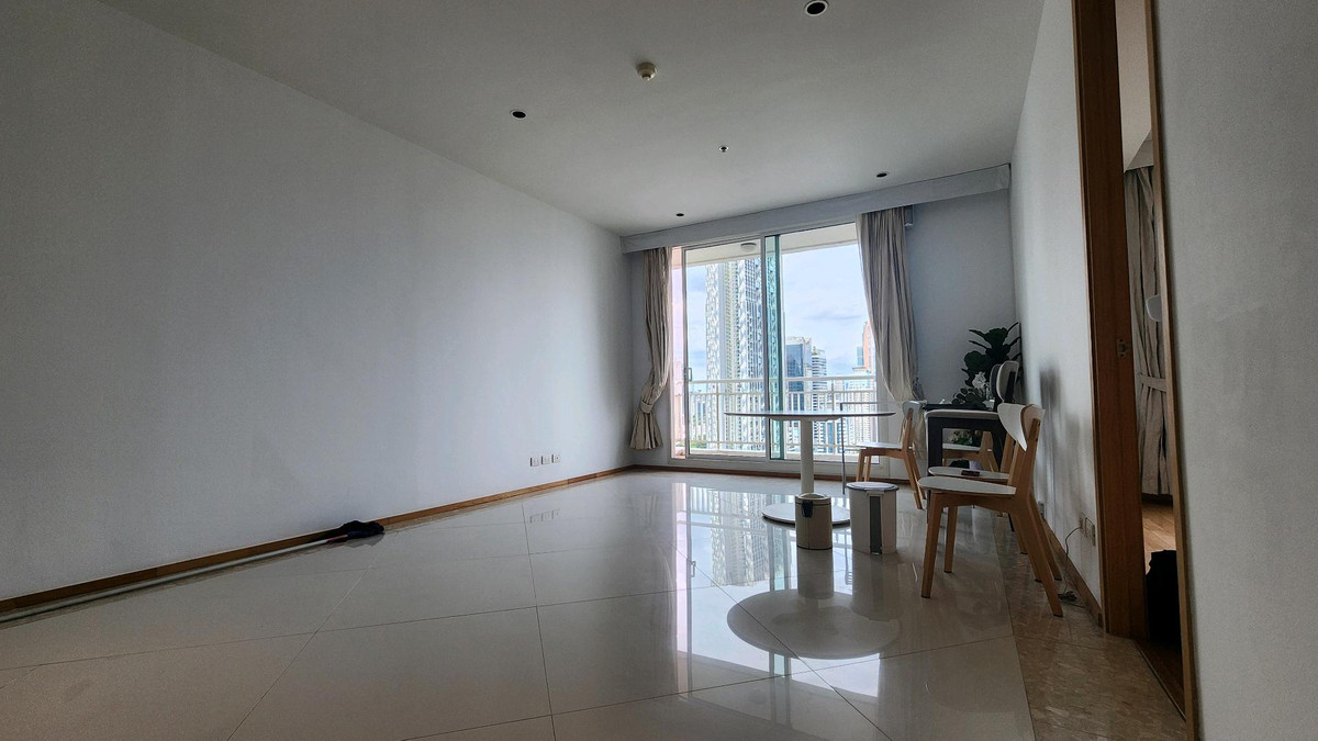 ขายคอนโดสาทร นราธิวาส : The Empire Place | ขาย 1 ห้องนอน ราคาดี ชั้นสูง ห้องยังสภาพดีมาก น่าอยู่ ทิศตะวันออก สามารถเอาไปตกแต่งเพิ่มตามแบบที่ชอบได้ง่าย