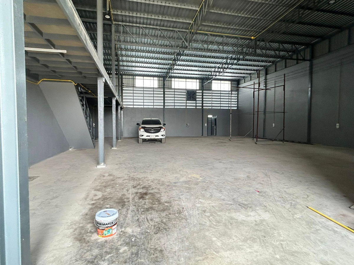 For RentFactoryPathum Thani,Rangsit, Thammasat : Warehouse for rent, newly built, Lam Luk Ka Khlong 7, area 140 sq m., usable area in warehouse size 600 sq m., including 2-story office and mezzanine, 2 bedrooms, building height 6-8 meters, door height 5 meters, 3-phase power 30/100 amp.