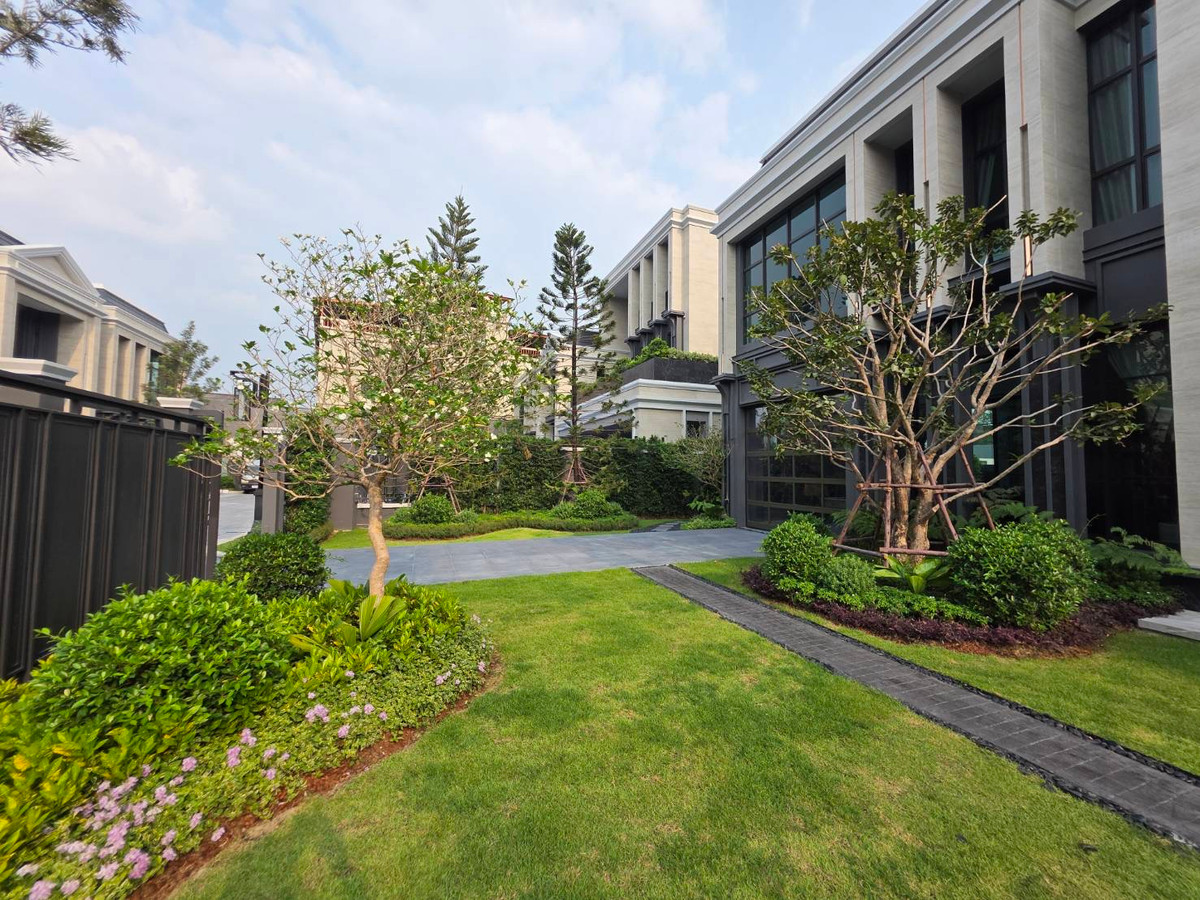 ขายบ้านพัฒนาการ ศรีนครินทร์ : Connoisseur Pattanakarn 32: 210.2 sqwah  952sqm. 6bed 7bath Fully Furnished 169,000,000 Am: 0656199198