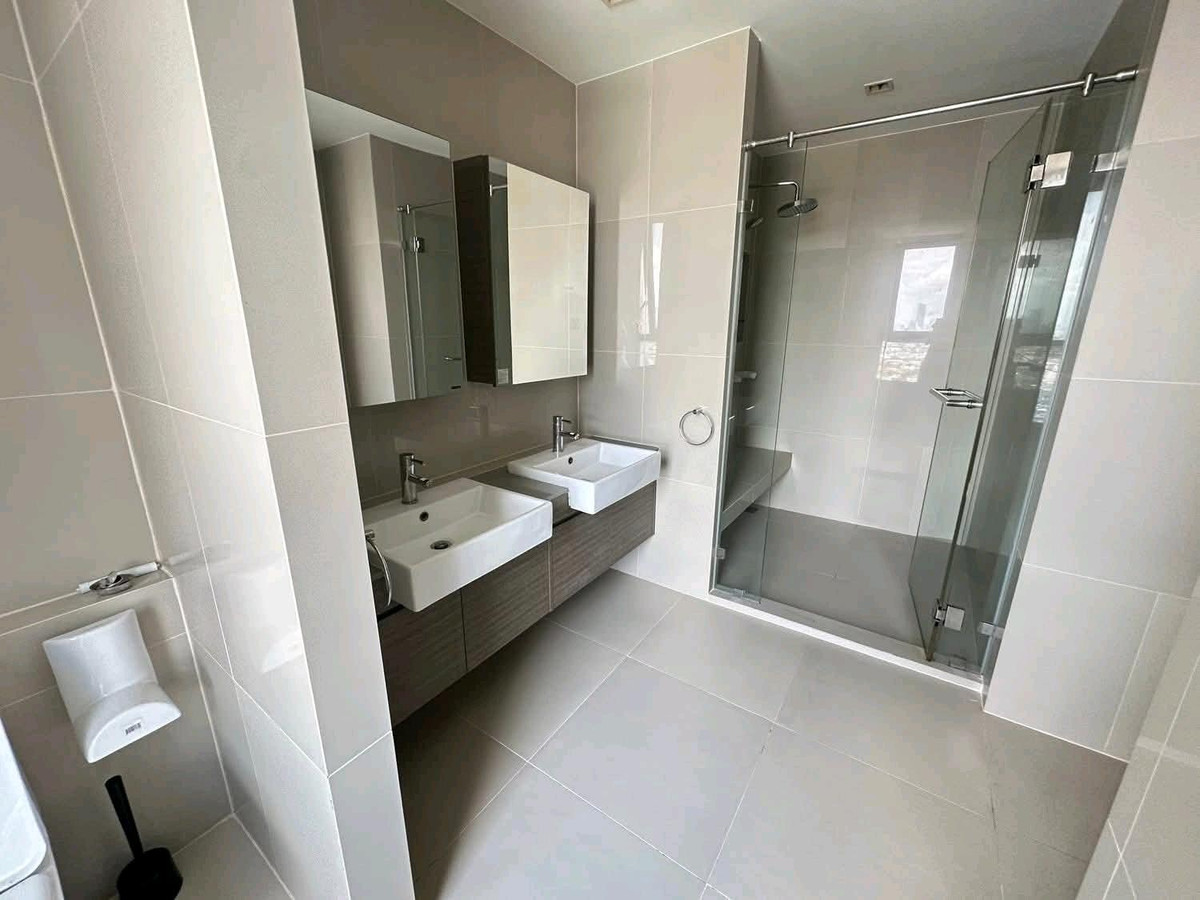 For RentCondoRatchadapisek, Huaikwang, Suttisan : 🔥 Big room, hard to find, best price in Ratchada area! ✨ Suitable for both living and working from home. Very convenient to travel 🚇 next to MRT Sutthisan, only 200 meters, just a short walk away!