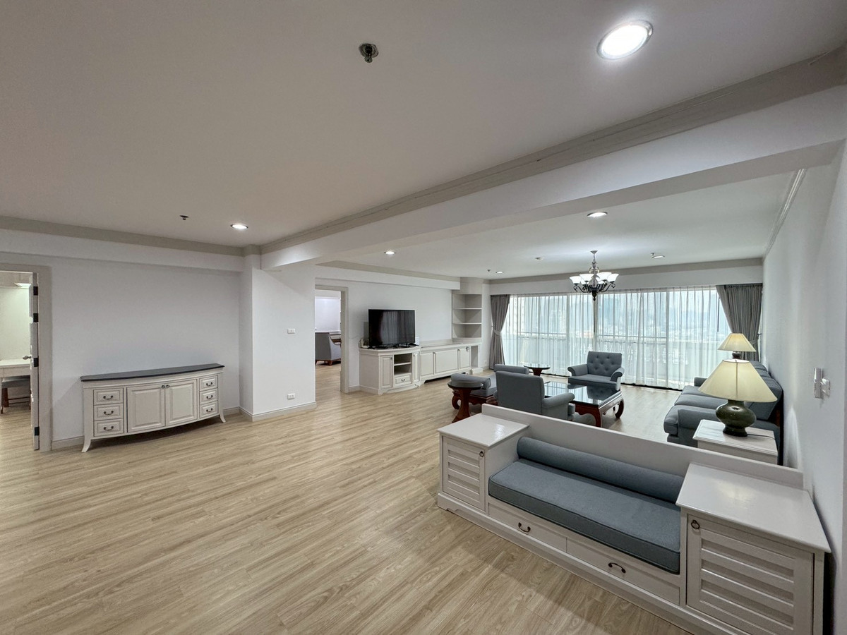 For RentSukhumvit, Asoke, Thonglor : Large Newly Renovated Apartment with Wide Balcony & Beautiful View – Phrom Phong  ** NO CO-AGENT **