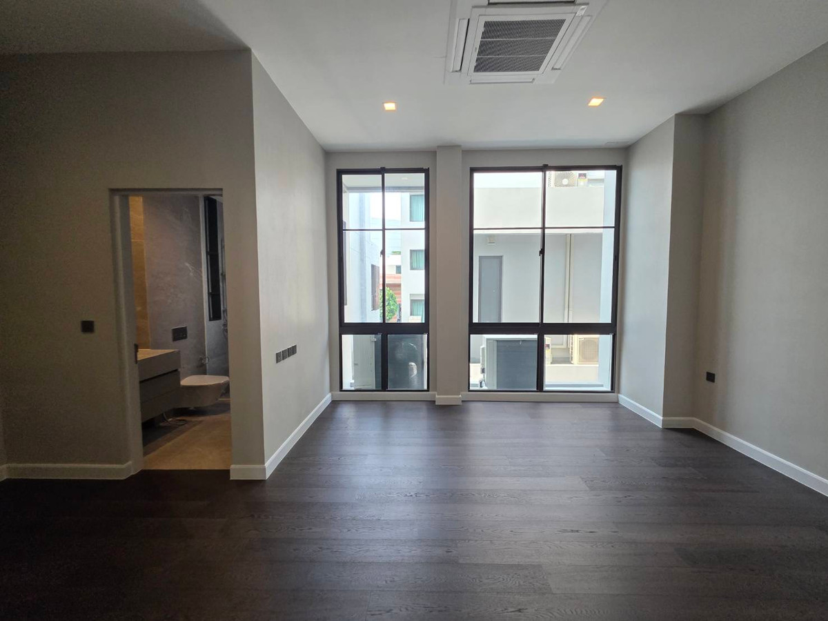 ขายบ้านพัฒนาการ ศรีนครินทร์ : Connoisseur Pattanakarn 32: 137.80 sqwah  952sqm. 6bed 7bath Fully Fitted 110,000,000 Am: 0656199198