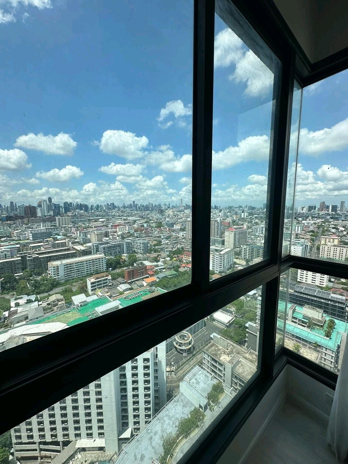 For RentCondoRatchadapisek, Huaikwang, Suttisan : 🔥 Big room, hard to find, best price in Ratchada area! ✨ Suitable for both living and working from home. Very convenient to travel 🚇 next to MRT Sutthisan, only 200 meters, just a short walk away!