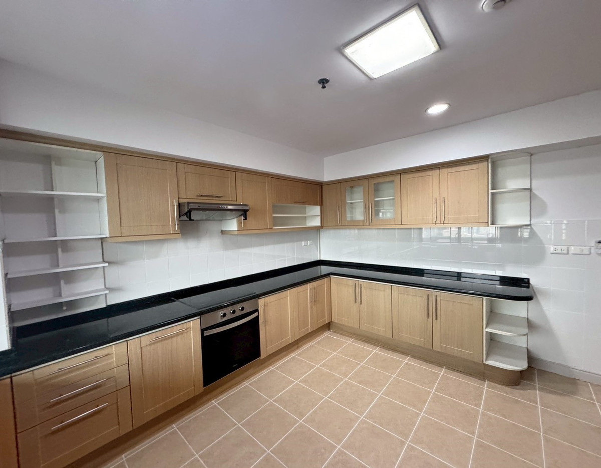 For RentSukhumvit, Asoke, Thonglor : Large Newly Renovated Apartment with Wide Balcony & Beautiful View – Phrom Phong  ** NO CO-AGENT **