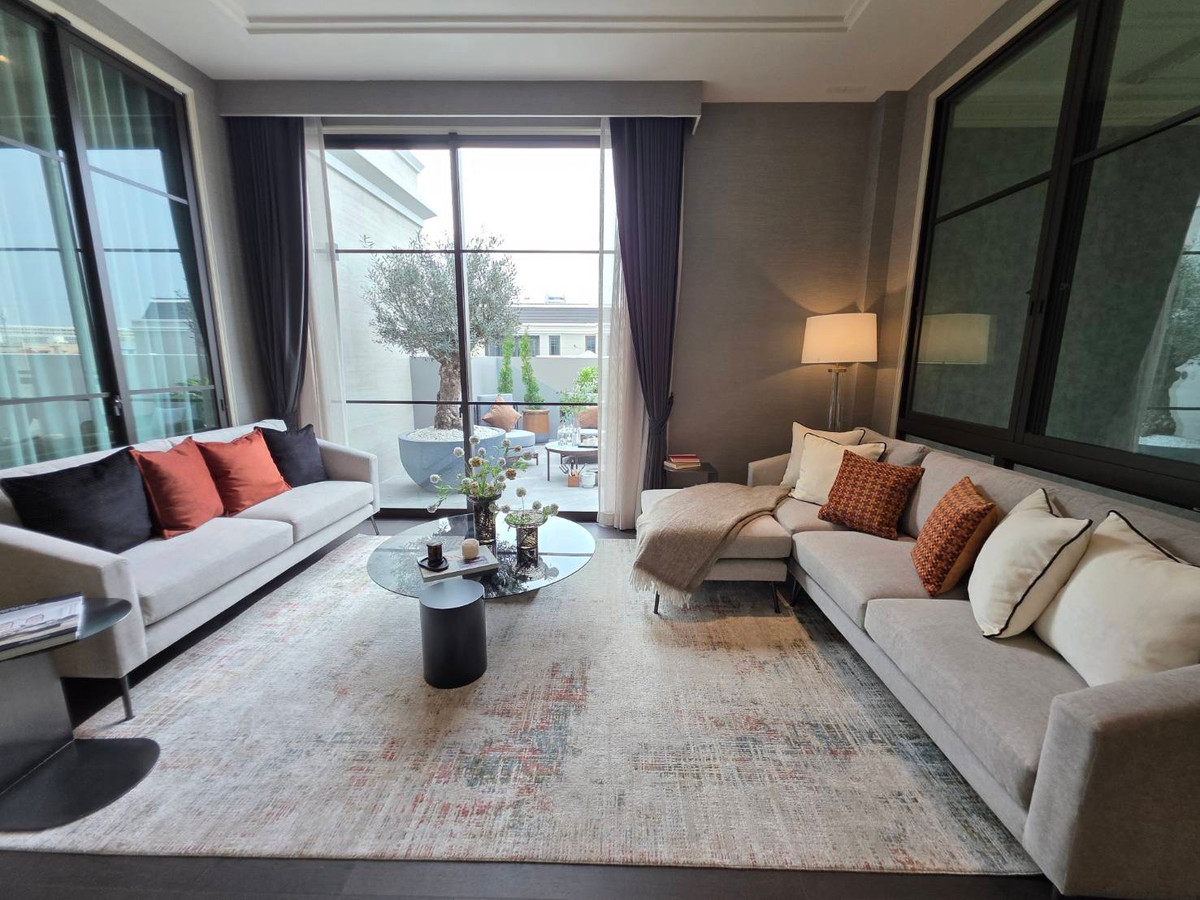 ขายบ้านพัฒนาการ ศรีนครินทร์ : Connoisseur Pattanakarn 32: 210.2 sqwah  952sqm. 6bed 7bath Fully Furnished 169,000,000 Am: 0656199198