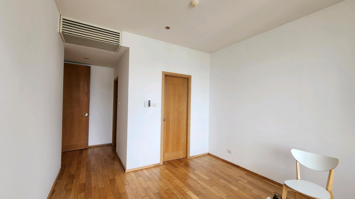 ขายคอนโดสาทร นราธิวาส : The Empire Place | ขาย 1 ห้องนอน ราคาดี ชั้นสูง ห้องยังสภาพดีมาก น่าอยู่ ทิศตะวันออก สามารถเอาไปตกแต่งเพิ่มตามแบบที่ชอบได้ง่าย