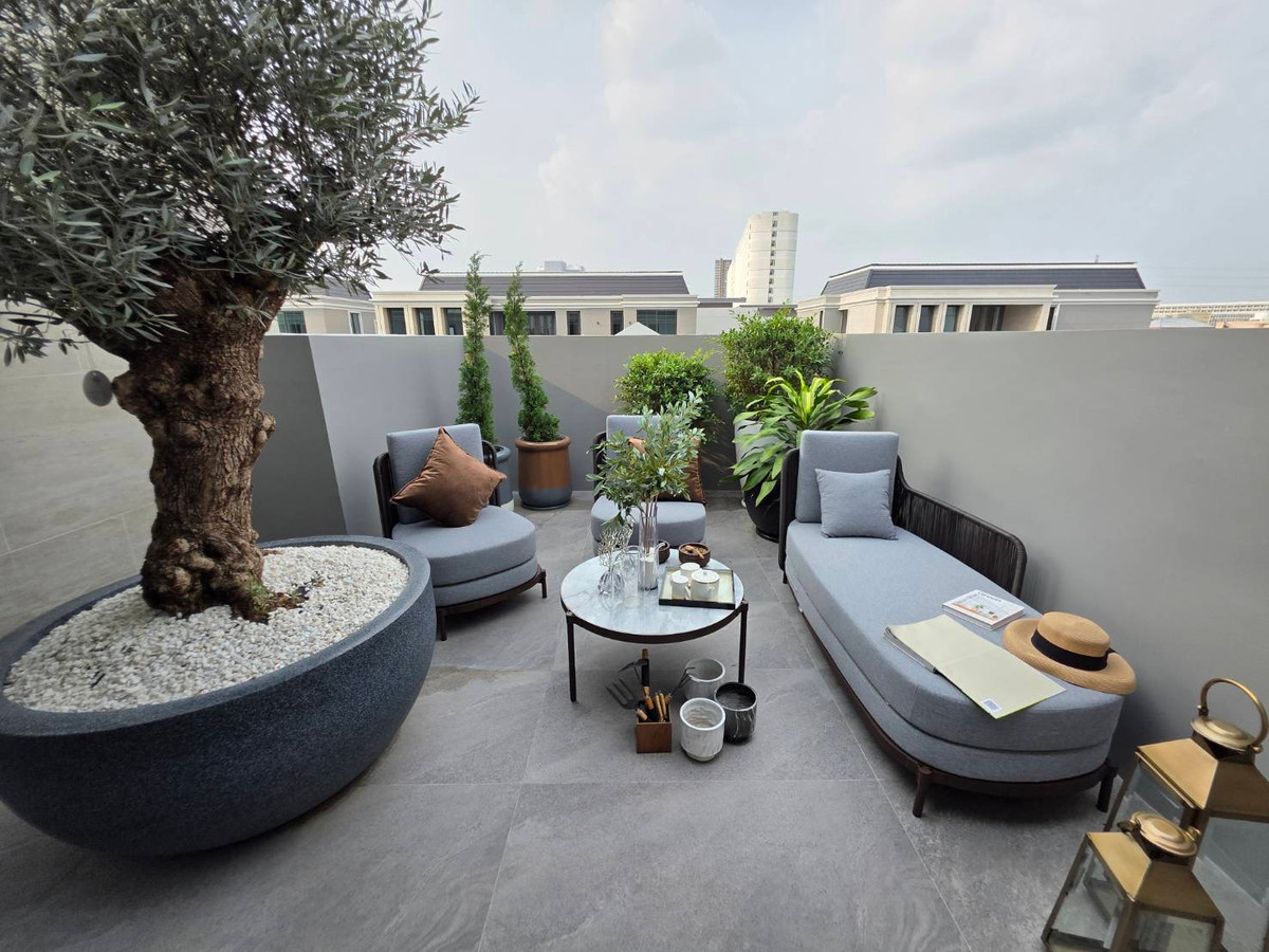 ขายบ้านพัฒนาการ ศรีนครินทร์ : Connoisseur Pattanakarn 32: 210.2 sqwah  952sqm. 6bed 7bath Fully Furnished 169,000,000 Am: 0656199198