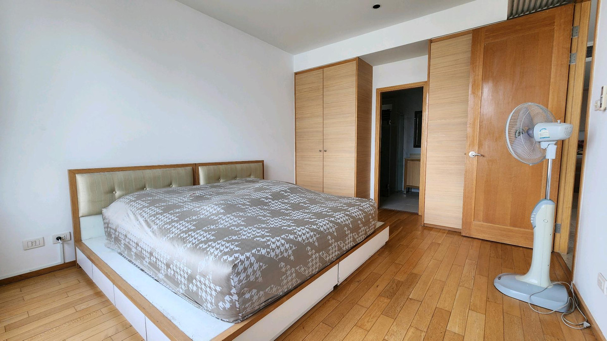 ขายคอนโดสาทร นราธิวาส : The Empire Place | ขาย 1 ห้องนอน ราคาดี ชั้นสูง ห้องยังสภาพดีมาก น่าอยู่ ทิศตะวันออก สามารถเอาไปตกแต่งเพิ่มตามแบบที่ชอบได้ง่าย