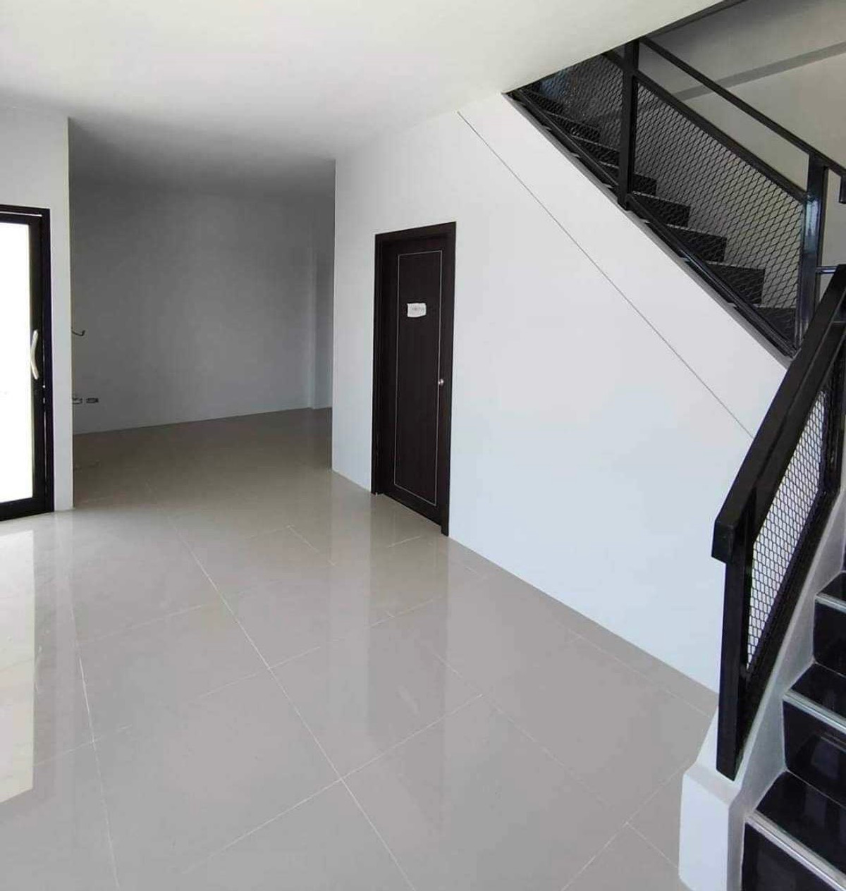 For RentWarehousePathum Thani,Rangsit, Thammasat : Factory warehouse for rent, purple area, Lam Luk Ka, Khlong 4, new, clean, open, airy, cool. Large cars can park in front of the warehouse.