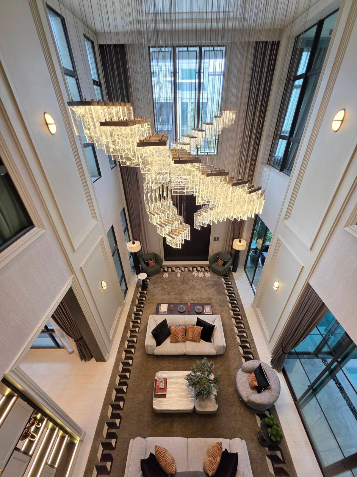 ขายบ้านพัฒนาการ ศรีนครินทร์ : Connoisseur Pattanakarn 32: 210.2 sqwah  952sqm. 6bed 7bath Fully Furnished 169,000,000 Am: 0656199198