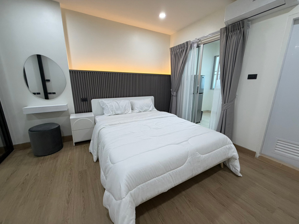 For SaleCondoPattanakan, Srinakarin : Condo for sale Supalai Park Srinakarin, beautiful room, newly decorated. Every piece of new furniture Ready to move in Next to the skytrain