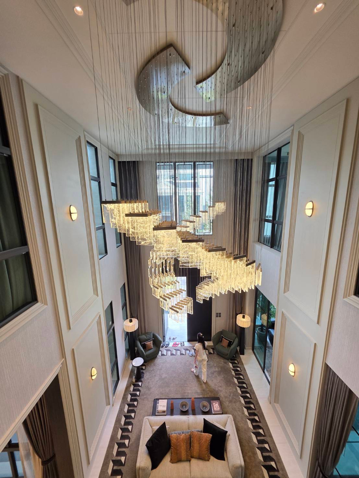 ขายบ้านพัฒนาการ ศรีนครินทร์ : Connoisseur Pattanakarn 32: 210.2 sqwah  952sqm. 6bed 7bath Fully Furnished 169,000,000 Am: 0656199198