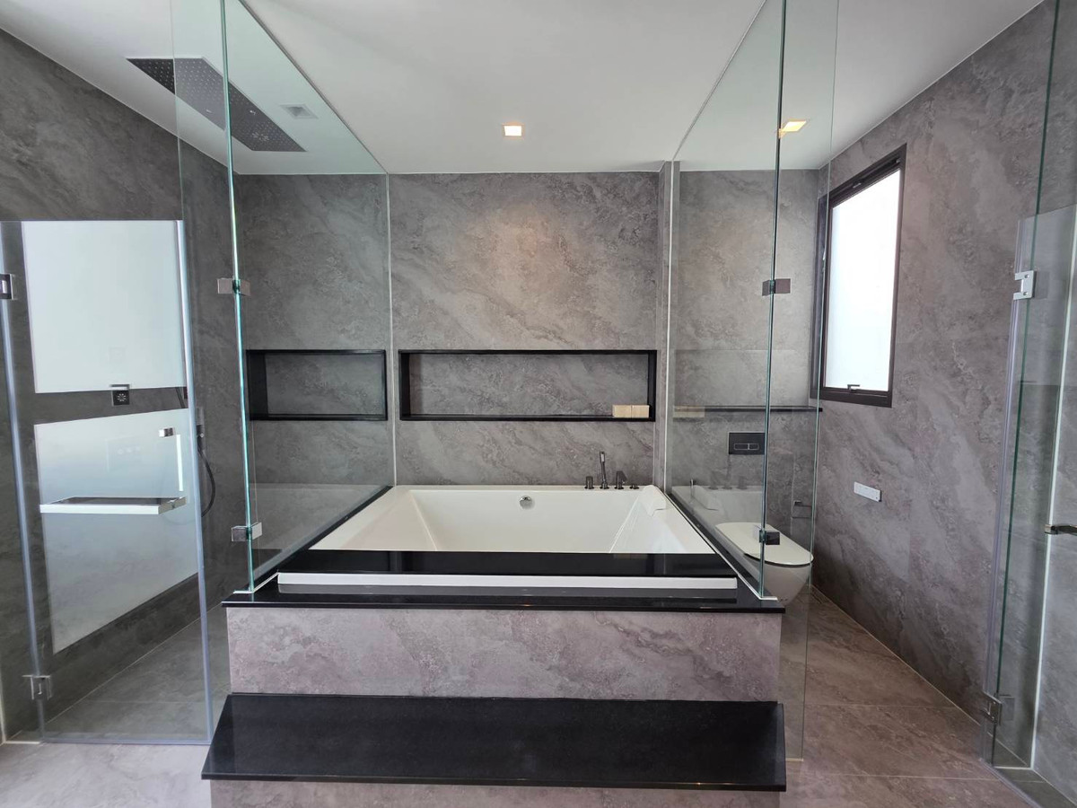 ขายบ้านพัฒนาการ ศรีนครินทร์ : Connoisseur Pattanakarn 32: 210.2 sqwah  952sqm. 6bed 7bath Fully Furnished 169,000,000 Am: 0656199198