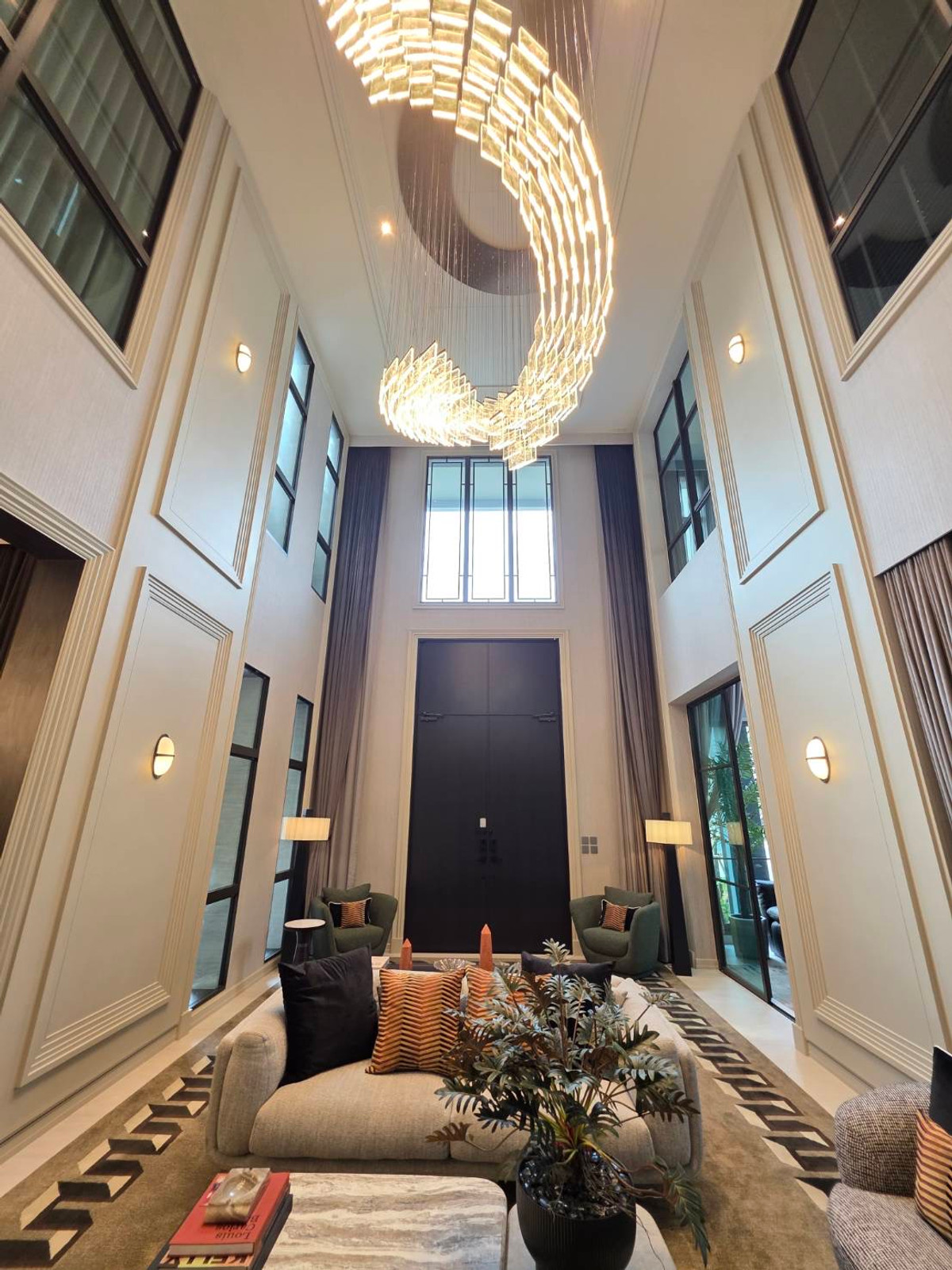 ขายบ้านพัฒนาการ ศรีนครินทร์ : Connoisseur Pattanakarn 32: 210.2 sqwah  952sqm. 6bed 7bath Fully Furnished 169,000,000 Am: 0656199198