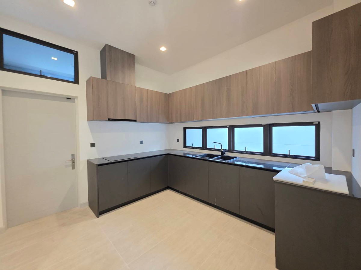 ขายบ้านพัฒนาการ ศรีนครินทร์ : Connoisseur Pattanakarn 32: 137.80 sqwah  952sqm. 6bed 7bath Fully Fitted 110,000,000 Am: 0656199198