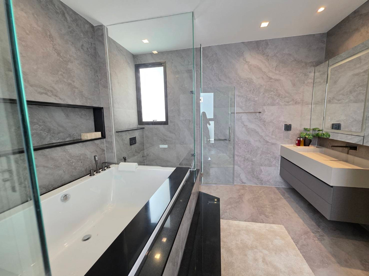 ขายบ้านพัฒนาการ ศรีนครินทร์ : Connoisseur Pattanakarn 32: 210.2 sqwah  952sqm. 6bed 7bath Fully Furnished 169,000,000 Am: 0656199198