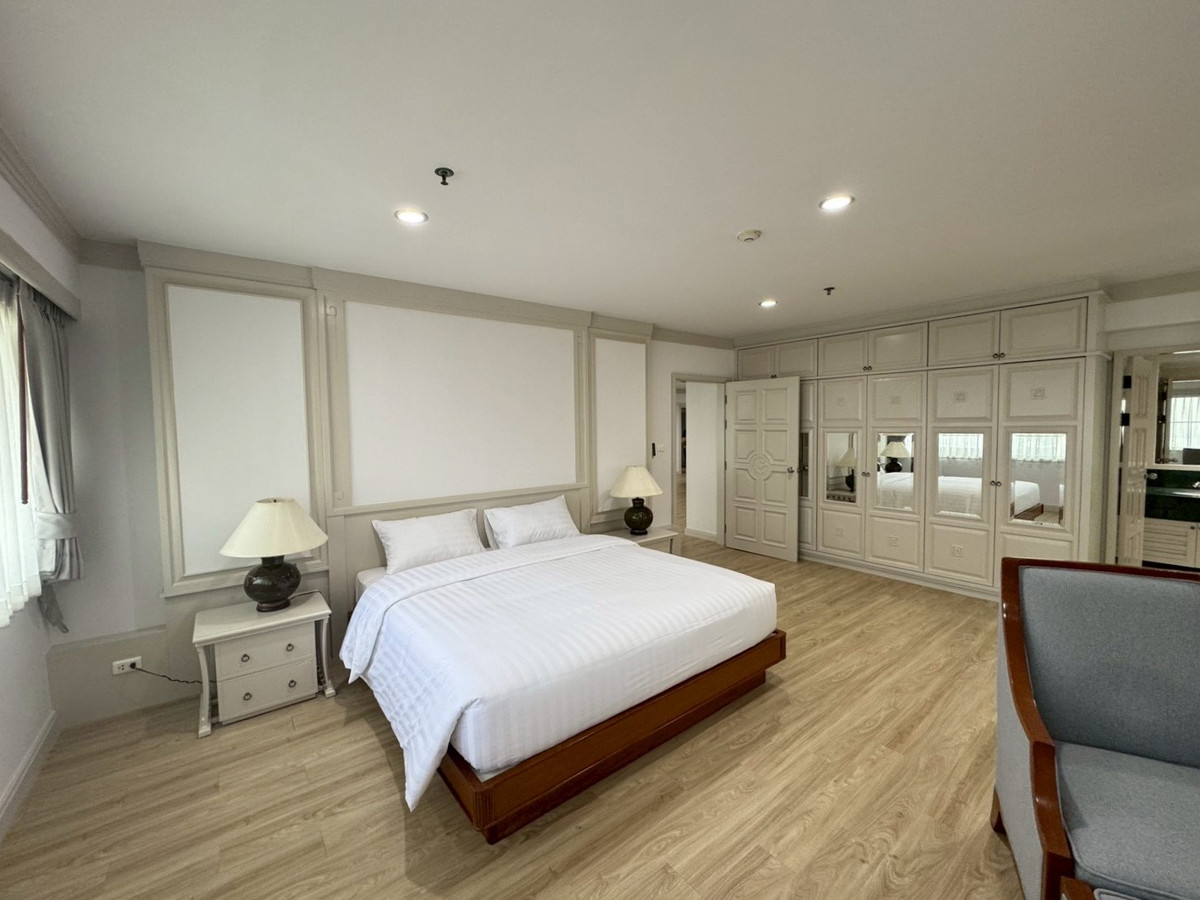 For RentSukhumvit, Asoke, Thonglor : Large Newly Renovated Apartment with Wide Balcony & Beautiful View – Phrom Phong  ** NO CO-AGENT **