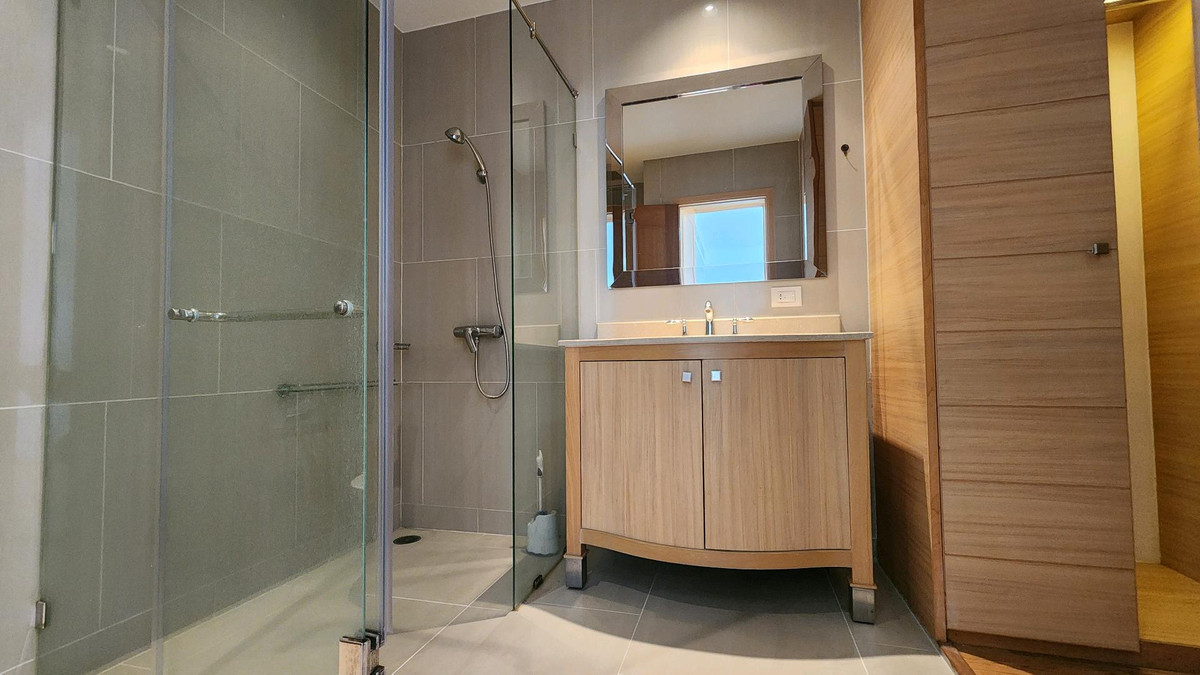 ขายคอนโดสาทร นราธิวาส : The Empire Place | ขาย 1 ห้องนอน ราคาดี ชั้นสูง ห้องยังสภาพดีมาก น่าอยู่ ทิศตะวันออก สามารถเอาไปตกแต่งเพิ่มตามแบบที่ชอบได้ง่าย