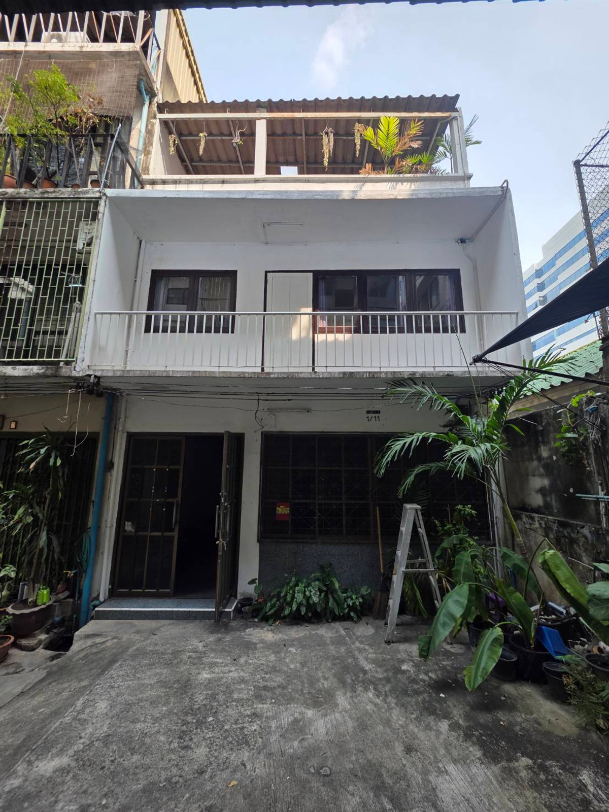 For RentTownhomeSilom, Saladaeng, Bangrak : Townhouse for rent, Silom zone, near BTS Saladaeng, just 1 minute.