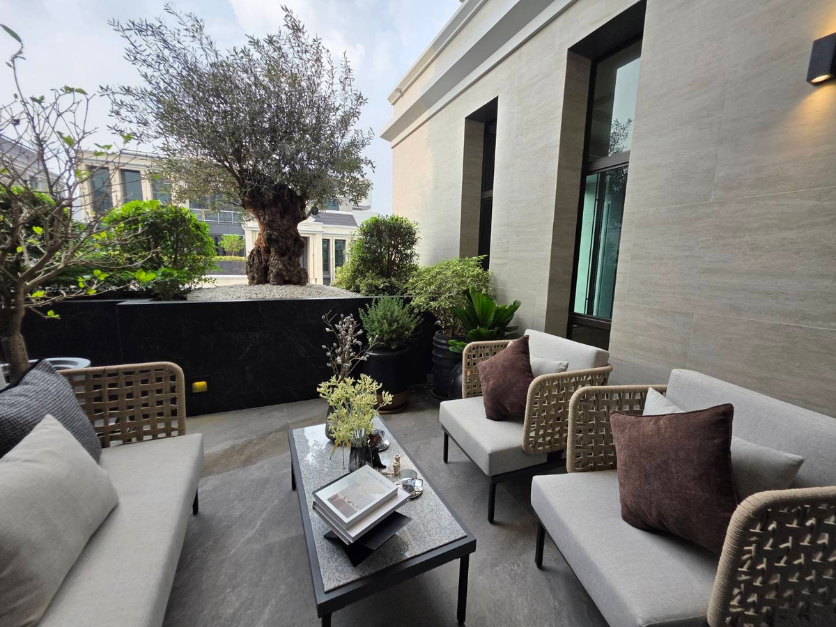 ขายบ้านพัฒนาการ ศรีนครินทร์ : Connoisseur Pattanakarn 32: 210.2 sqwah  952sqm. 6bed 7bath Fully Furnished 169,000,000 Am: 0656199198