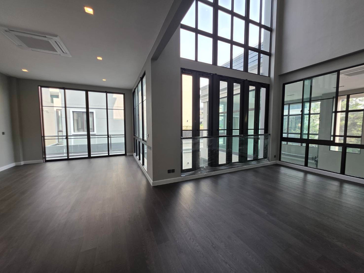 ขายบ้านพัฒนาการ ศรีนครินทร์ : Connoisseur Pattanakarn 32: 137.80 sqwah  952sqm. 6bed 7bath Fully Fitted 110,000,000 Am: 0656199198