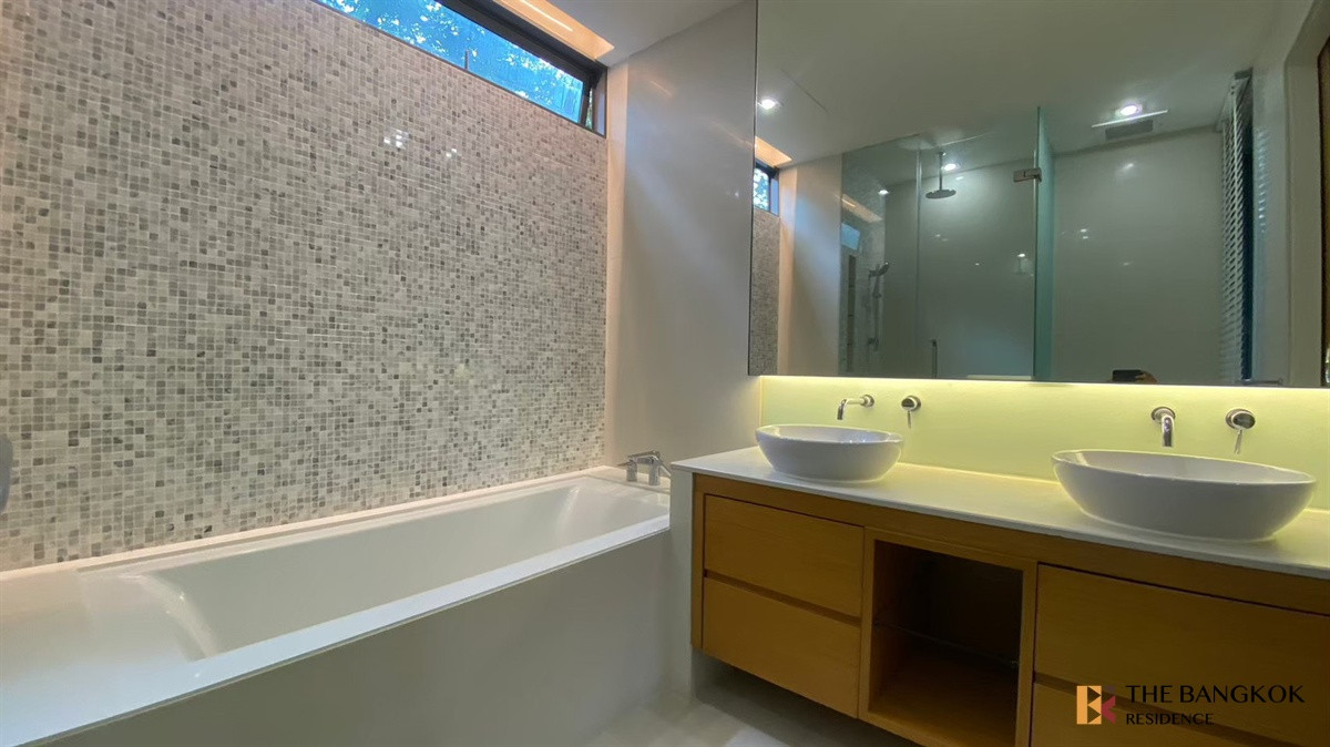 For RentCondoSukhumvit, Asoke, Thonglor :  Domus 16 & 18 💎 Spacious Luxury Living 🌟  Near BTS Asoke 