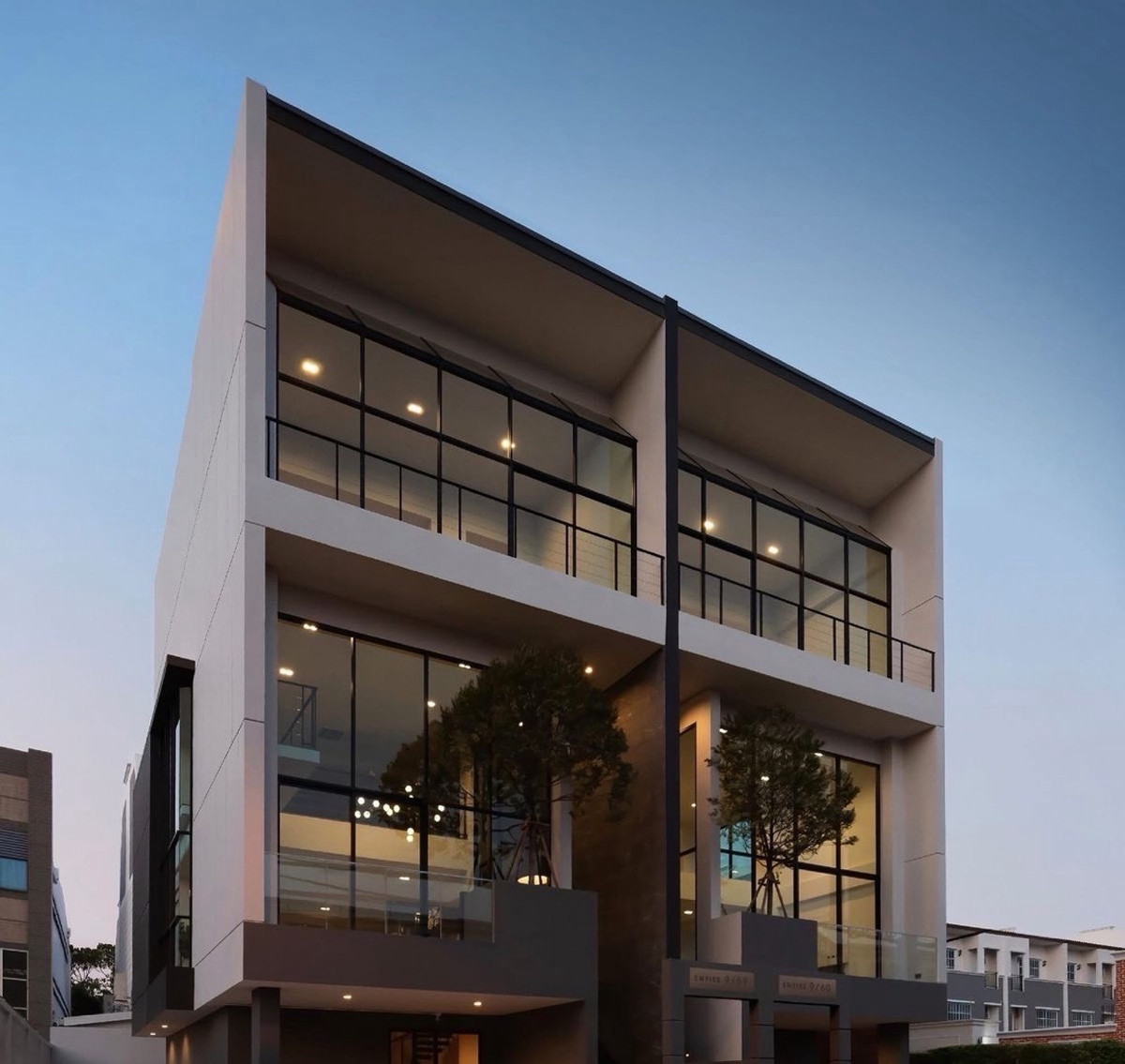 ขายโฮมออฟฟิศพัฒนาการ ศรีนครินทร์ : 🔹The Preston Empire 🔹Home Office (Corner Unit) • Usable area: 450+ sq.m. • Land size: 47.9 sq.wah • 5 Bathrooms • 2 Storage rooms • Parking for 6 cars