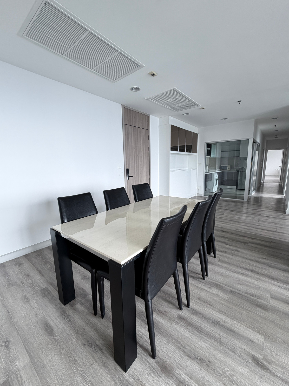 ขายคอนโดสาทร นราธิวาส : ขายด่วน! ห้อง  Rare Uint! ใจกลางสาทร เซนต์หลุยส์ ใกล้ เพียง 300 เมตร หายากมาก ๆๆๆ จะซื้ออยู่เอง หรือลงทุนก็คุ้มแน่นอน สนใจติดต่อ 08/76358339 