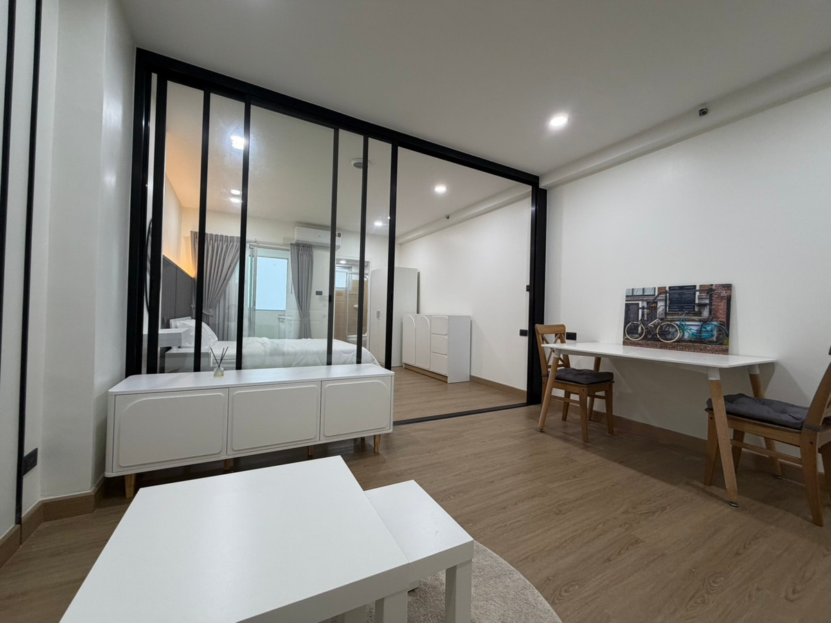 For SaleCondoPattanakan, Srinakarin : Condo for sale Supalai Park Srinakarin, beautiful room, newly decorated. Every piece of new furniture Ready to move in Next to the skytrain