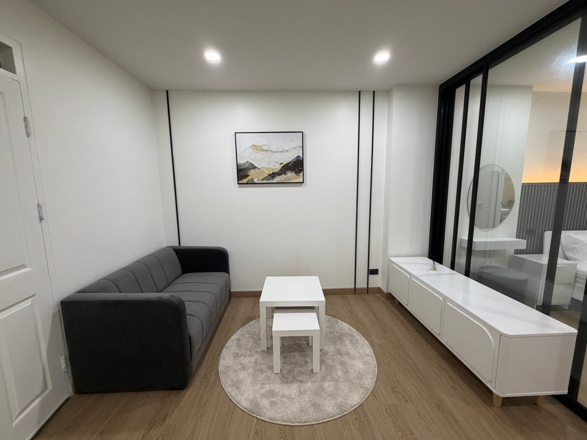 For SaleCondoPattanakan, Srinakarin : Condo for sale Supalai Park Srinakarin, beautiful room, newly decorated. Every piece of new furniture Ready to move in Next to the skytrain