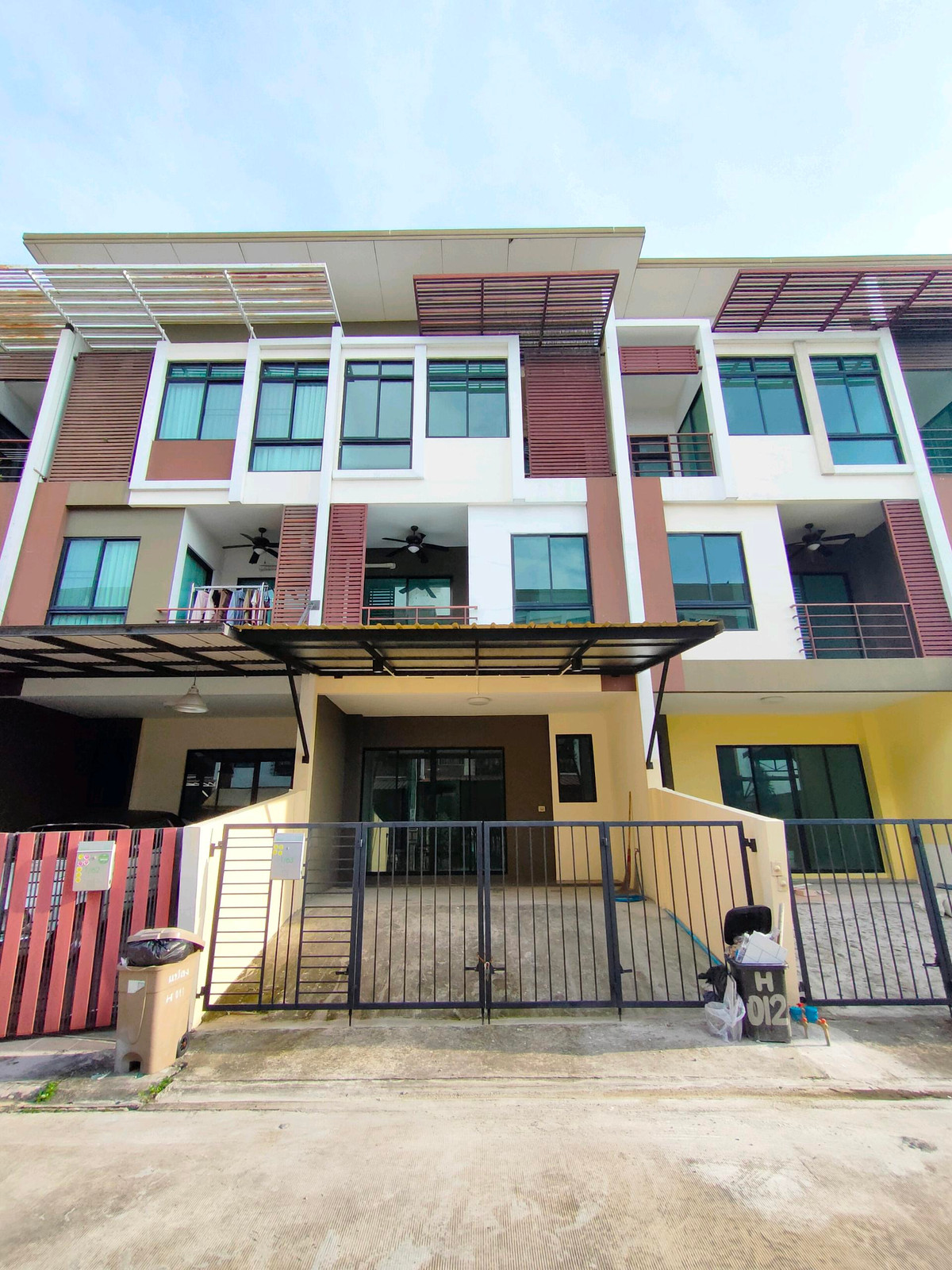 ให้เช่าทาวน์โฮม : ✨ ให้เช่าทาวน์โฮม 3 ชั้น หมู่บ้านซิกเนเจอร์ เอกชัย 64/5 สภาพดี ปรับปรุงพร้อมอยู่ ✨