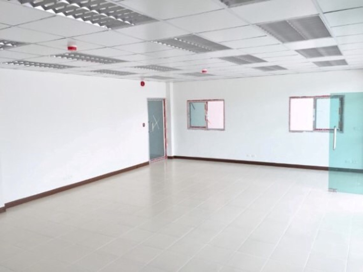For RentFactorySamut Prakan,Samrong : Factory for rent The purple area in Bang Phli Industrial Estate has a factory license, size 1,847 sq m. You can move in in March '26.