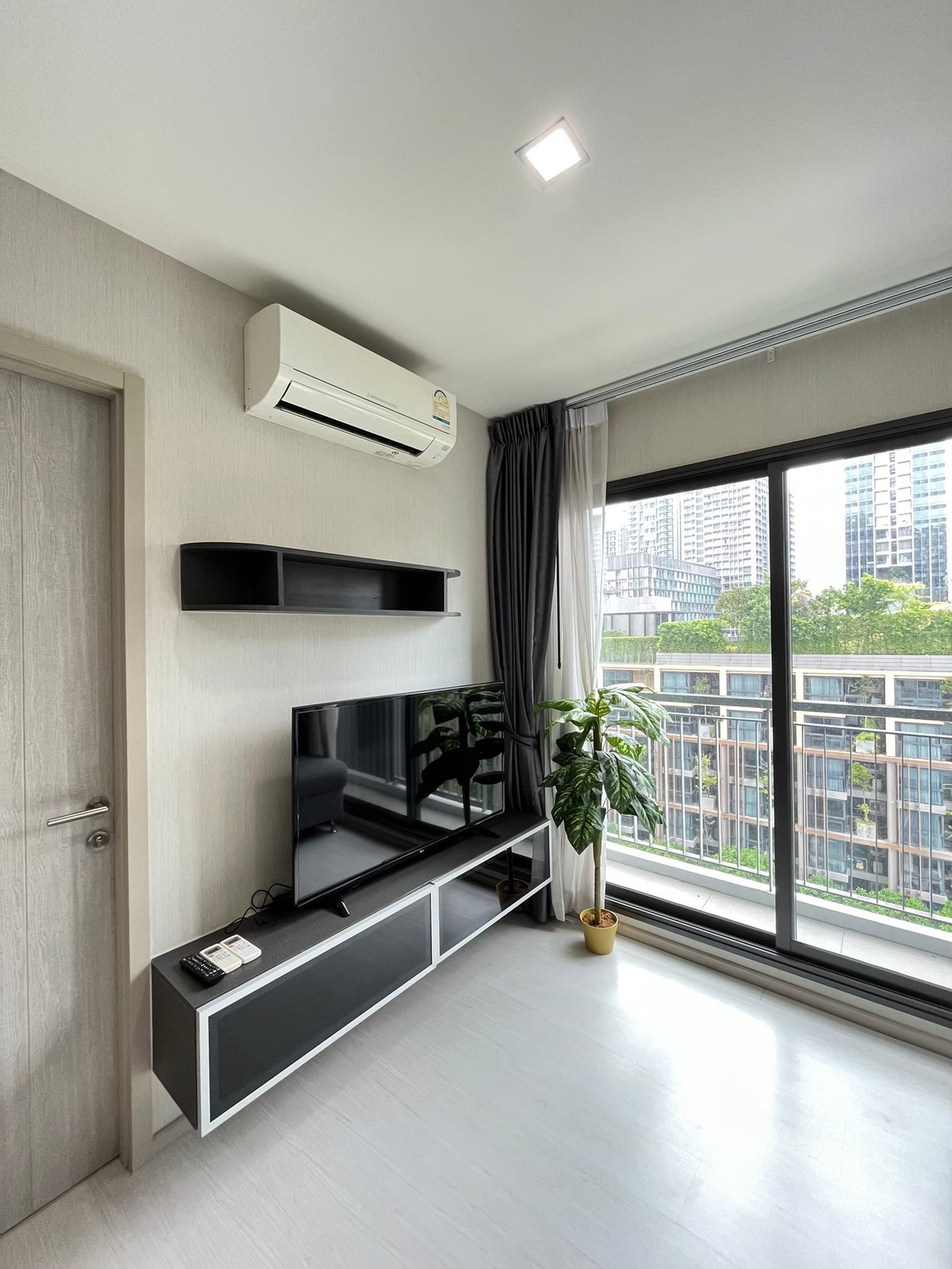 For SaleCondoSukhumvit, Asoke, Thonglor : for sale condo Rhythm sukhumvit 36-38 fully furnished (S03-2357) 