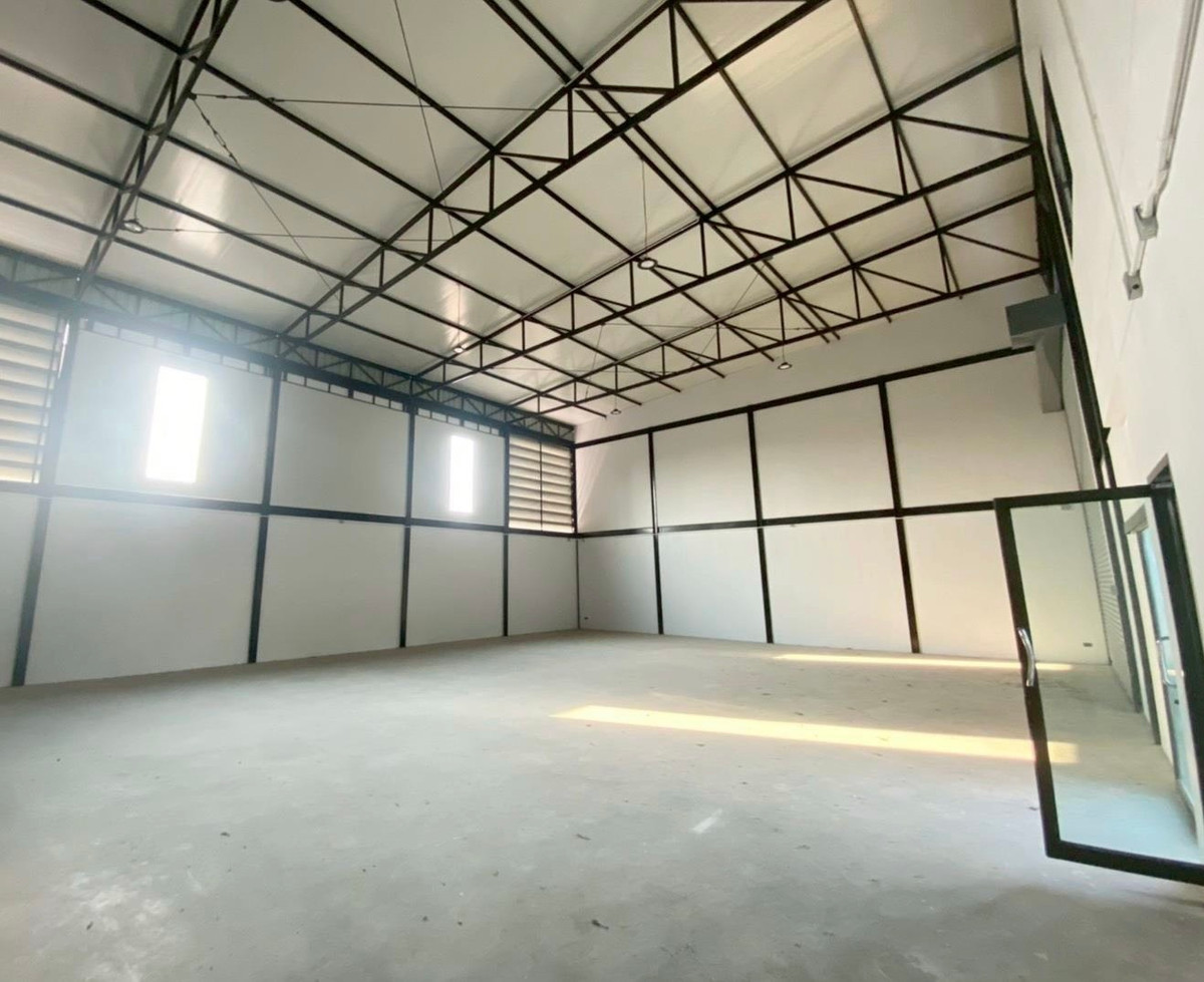 For RentWarehousePathum Thani,Rangsit, Thammasat : Factory warehouse for rent, purple area, Lam Luk Ka, Khlong 4, new, clean, open, airy, cool. Large cars can park in front of the warehouse.