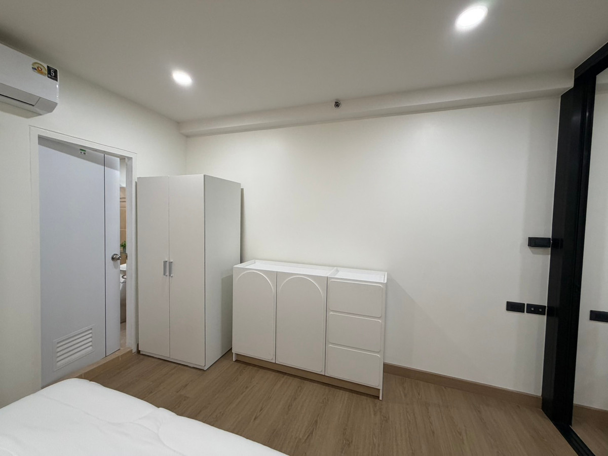 For SaleCondoPattanakan, Srinakarin : Condo for sale Supalai Park Srinakarin, beautiful room, newly decorated. Every piece of new furniture Ready to move in Next to the skytrain