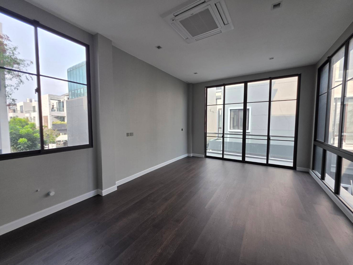 ขายบ้านพัฒนาการ ศรีนครินทร์ : Connoisseur Pattanakarn 32: 137.80 sqwah  952sqm. 6bed 7bath Fully Fitted 110,000,000 Am: 0656199198