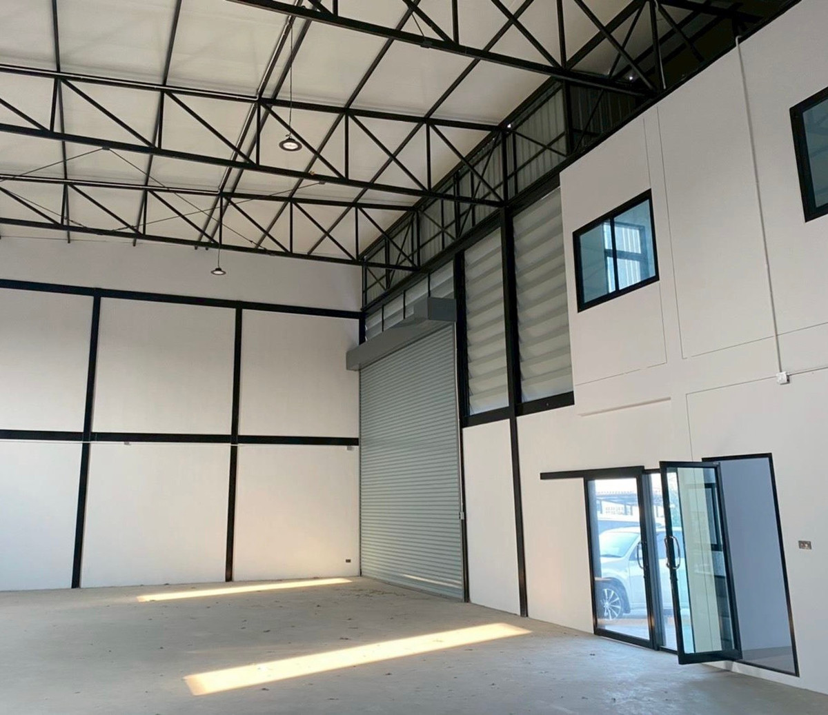 For RentWarehousePathum Thani,Rangsit, Thammasat : Factory warehouse for rent, purple area, Lam Luk Ka, Khlong 4, new, clean, open, airy, cool. Large cars can park in front of the warehouse.