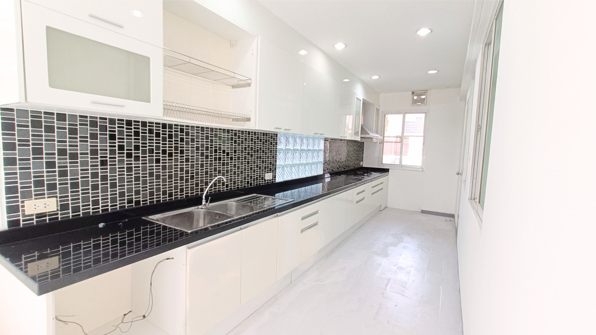 ขายบ้านพัฒนาการ ศรีนครินทร์ : ขาย พร้อมผู้เช่า yield 7.5%+ หมู่บ้านณุศาศิริ พระราม9-กรุงเทพกรีฑา มีลิฟท์ มีห้องแม่บ้าน 91 ตร.ว.  4ห้องนอน 4ห้องน้ำ  รีโนเวทใหม่ เดินน้ำ-ไฟใหม่ บ้านไม่ทรุด