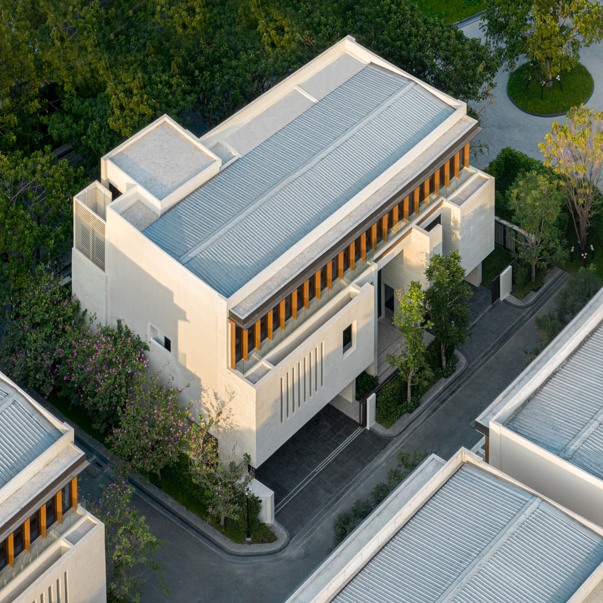 For SaleHousePattanakan, Srinakarin : Park Heritage Phatthanakan 20 Spacious 3-Storey Detached House with 778 sq.m. of Living Space Please call: 082-894-4624