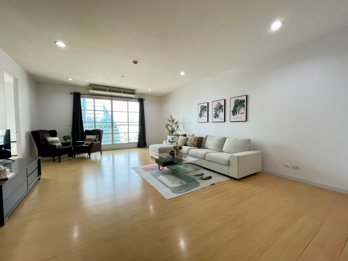 ให้เช่าคอนโดสุขุมวิท อโศก ทองหล่อ : Penthouse with open view in Asoke for rent