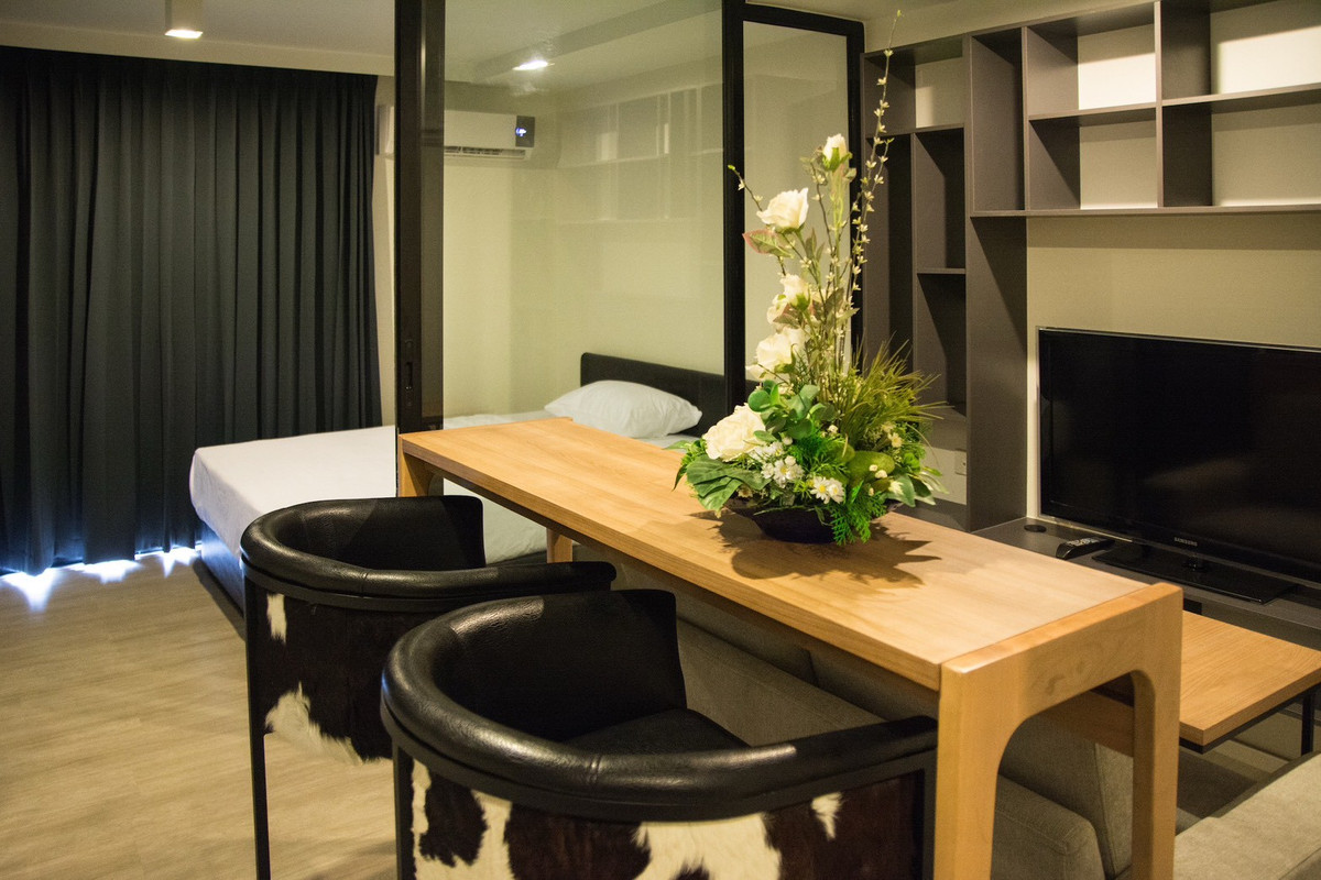 For RentCondoWitthayu, Chidlom, Langsuan, Ploenchit : 🏙️Living in the Embassy Zone doesn’t have to mean giving up your pet — this rare condo in Ploenchit makes city life peaceful, private, 🌿 and pet-friendly 🐾