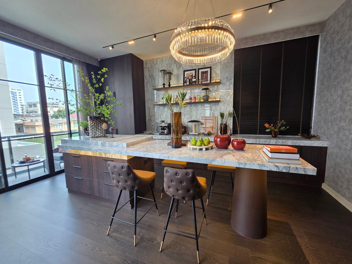 ขายบ้านพัฒนาการ ศรีนครินทร์ : Connoisseur Pattanakarn 32: 210.2 sqwah  952sqm. 6bed 7bath Fully Furnished 169,000,000 Am: 0656199198