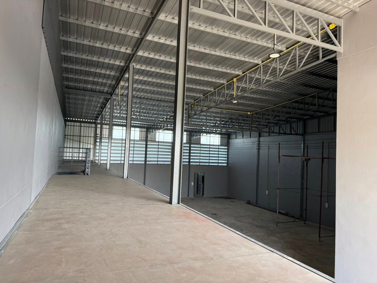 For RentFactoryPathum Thani,Rangsit, Thammasat : Warehouse for rent, newly built, Lam Luk Ka Khlong 7, area 140 sq m., usable area in warehouse size 600 sq m., including 2-story office and mezzanine, 2 bedrooms, building height 6-8 meters, door height 5 meters, 3-phase power 30/100 amp.